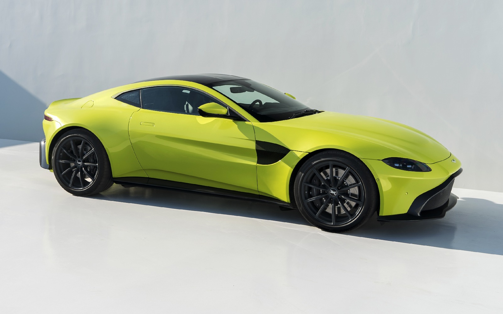 Автомобиль Aston Martin Vantage: обзор, новости, машина Астон Мартин Вантаж  — характеристики, разные поколения, комплектации Aston Martin Vantage —  сайт За рулем www.zr.ru