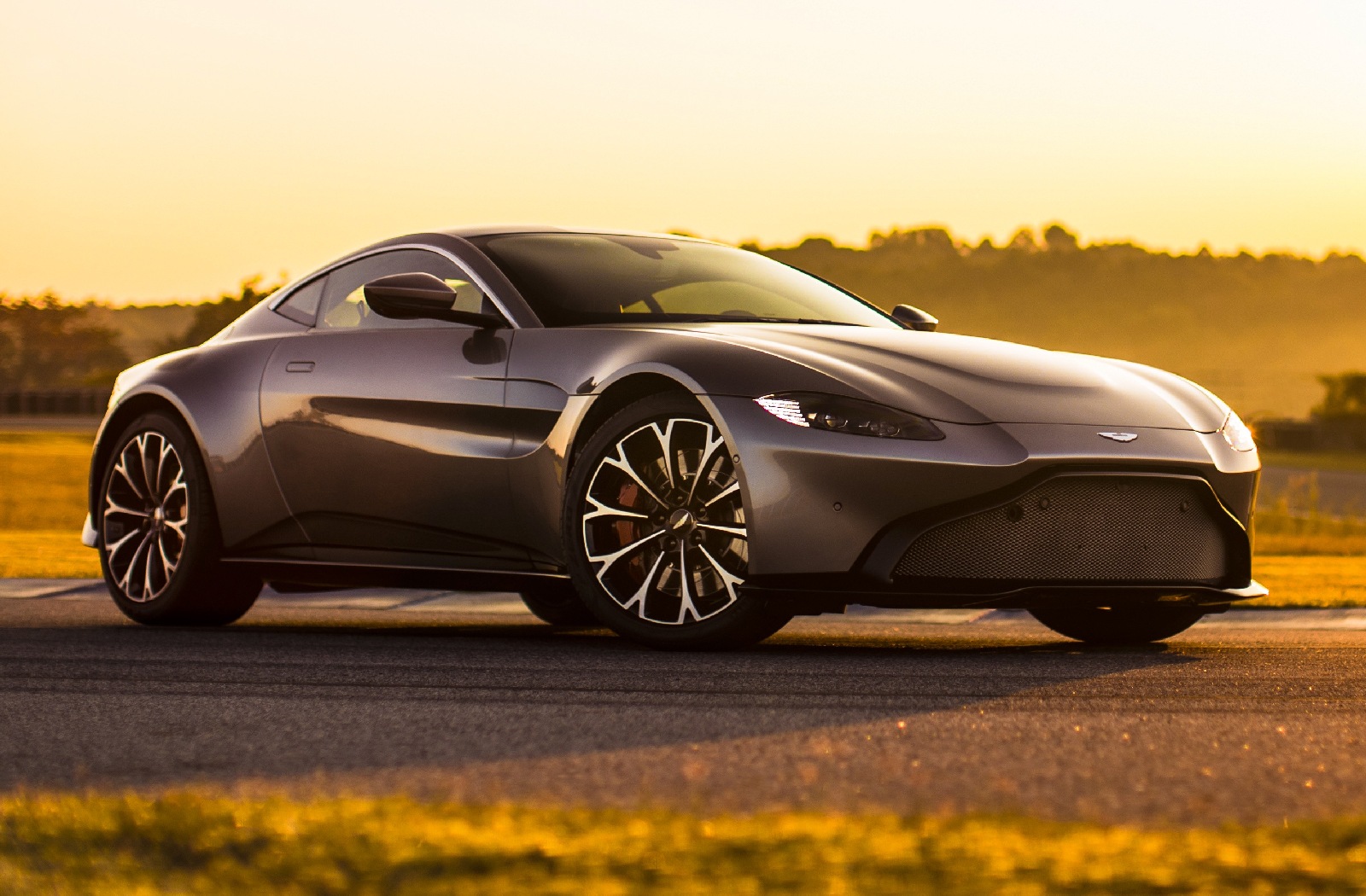 Автомобиль Aston Martin Vantage: обзор, новости, машина Астон Мартин Вантаж  — характеристики, разные поколения, комплектации Aston Martin Vantage —  сайт За рулем www.zr.ru