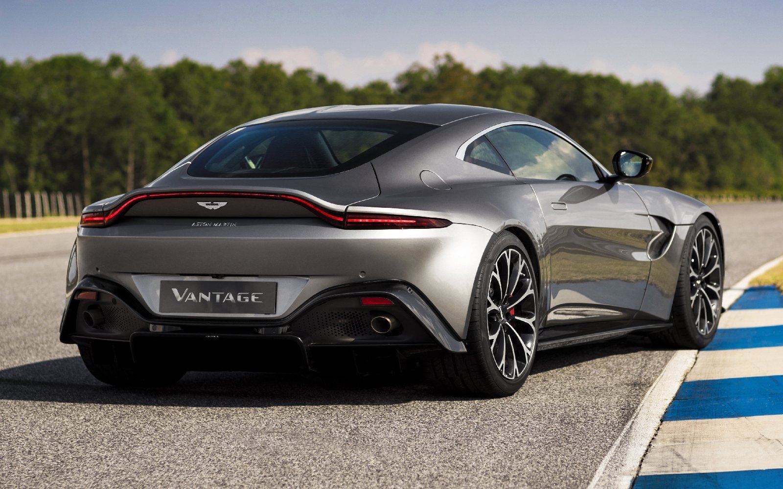 Автомобиль Aston Martin Vantage: обзор, новости, машина Астон Мартин Вантаж  — характеристики, разные поколения, комплектации Aston Martin Vantage —  сайт За рулем www.zr.ru