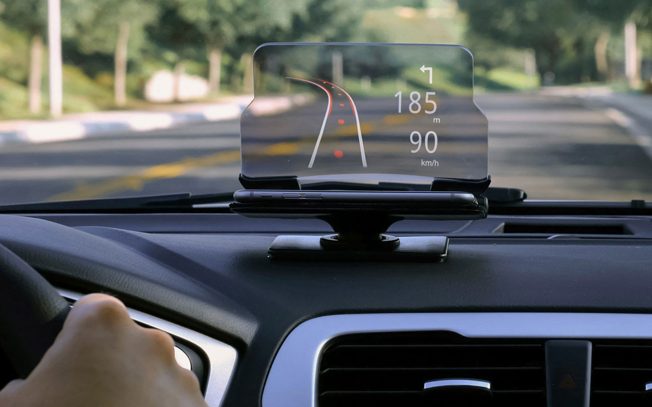 Проекция на лобовое стекло автомобиля: помощь или вред водителям?