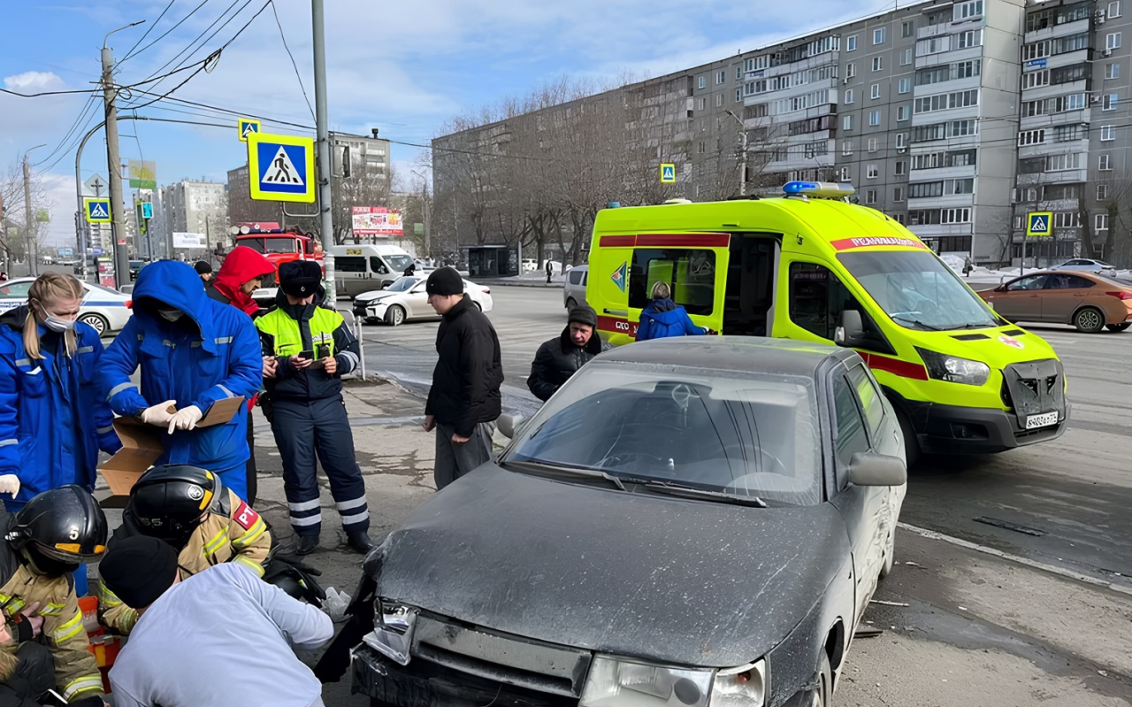 Легковушка влетела в полную людей остановку в Челябинске — журнал За рулем