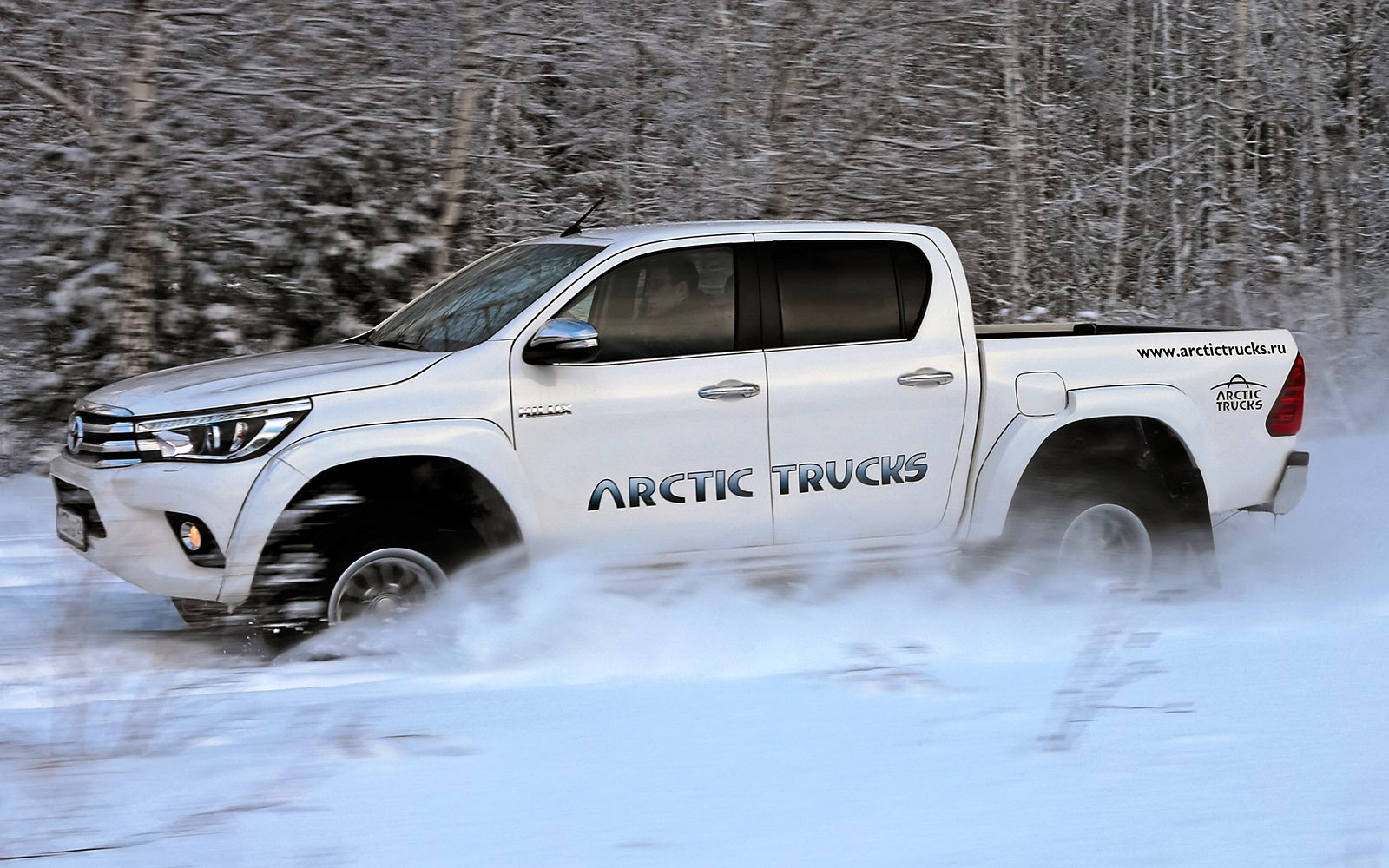 Пикапы Toyota Hilux Arctic Trucks: 4х4 или 6х6?